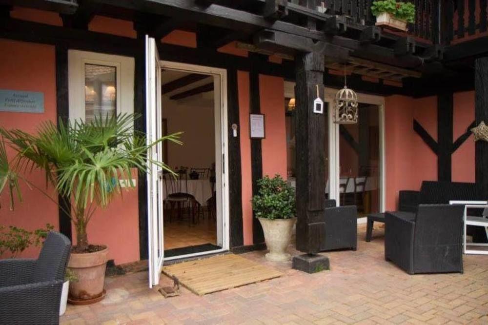 เลอ โดแมน เด ร็องปาร์ต Bed & Breakfast ซิลิสตาต์ ภายนอก รูปภาพ